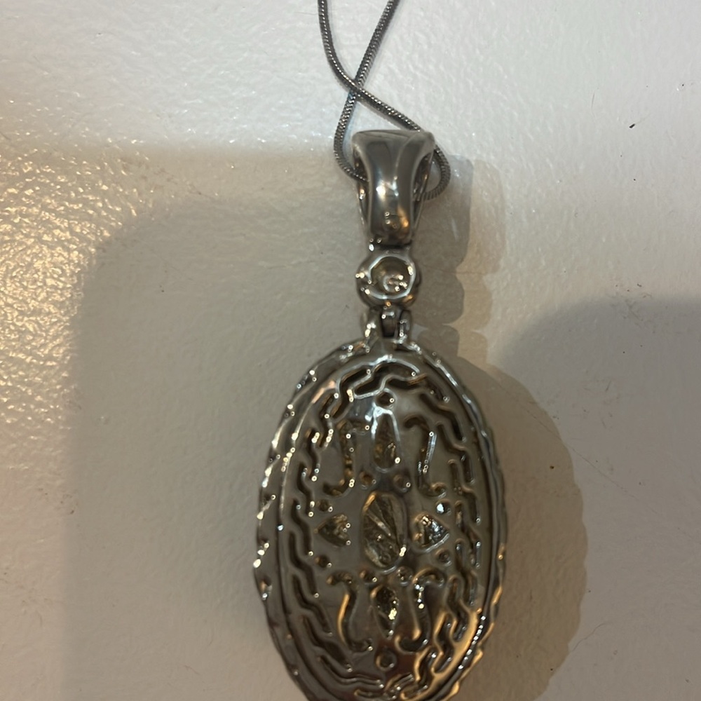 Dramatic Necklace In Mint Condition - image 4